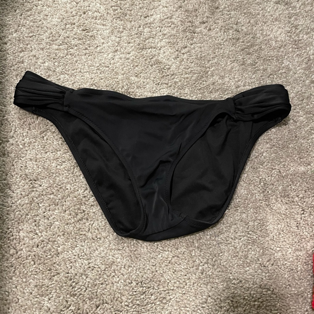 ✨ black bikini bottoms.